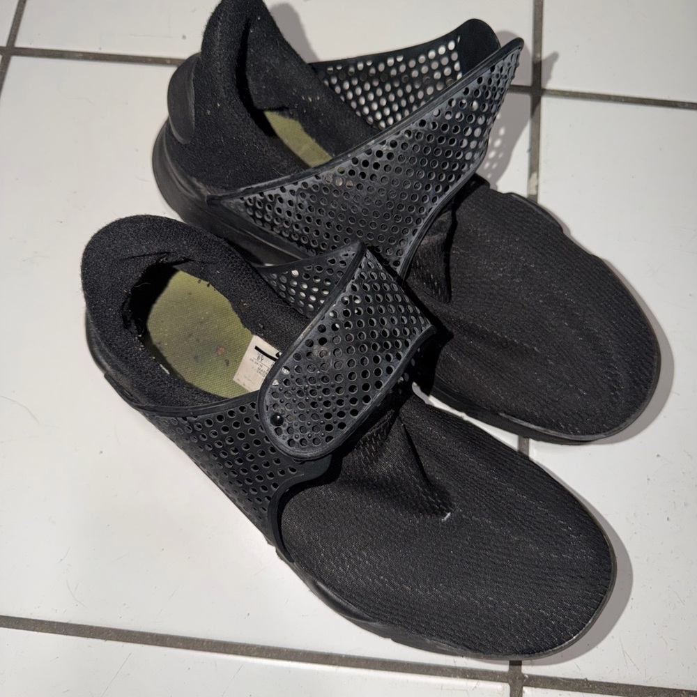 Nike Black Slip-On Athletic Shoes with Perforated Strap kids 6 womans 7.5/8